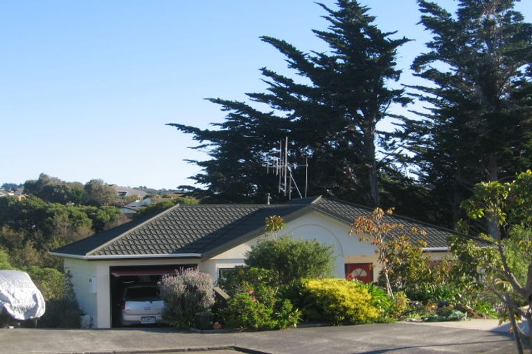 Photo of property in 47 Saunders Close, Whitby, Porirua, 5024