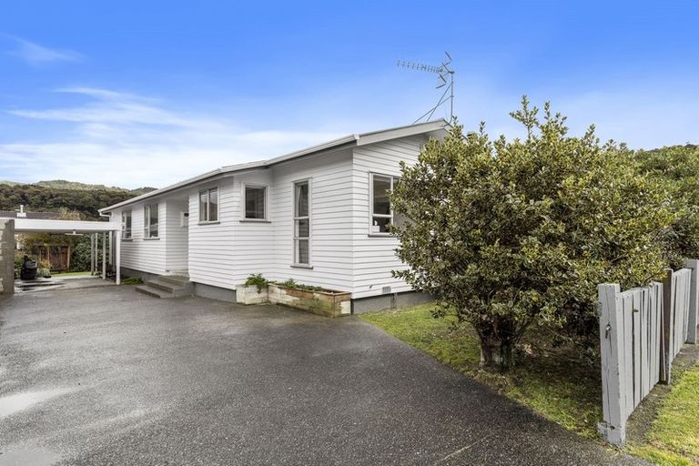 Photo of property in 11 Karamea Grove, Wainuiomata, Lower Hutt, 5014