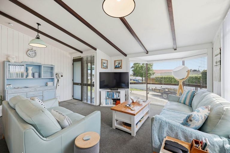 Photo of property in 6 Vela Place, Clarks Beach, 2122