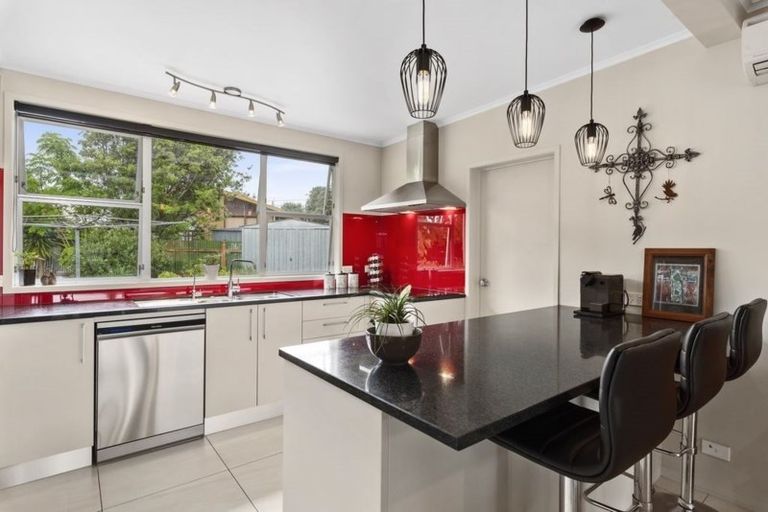 Photo of property in 30 Walton Street, Red Beach, 0932