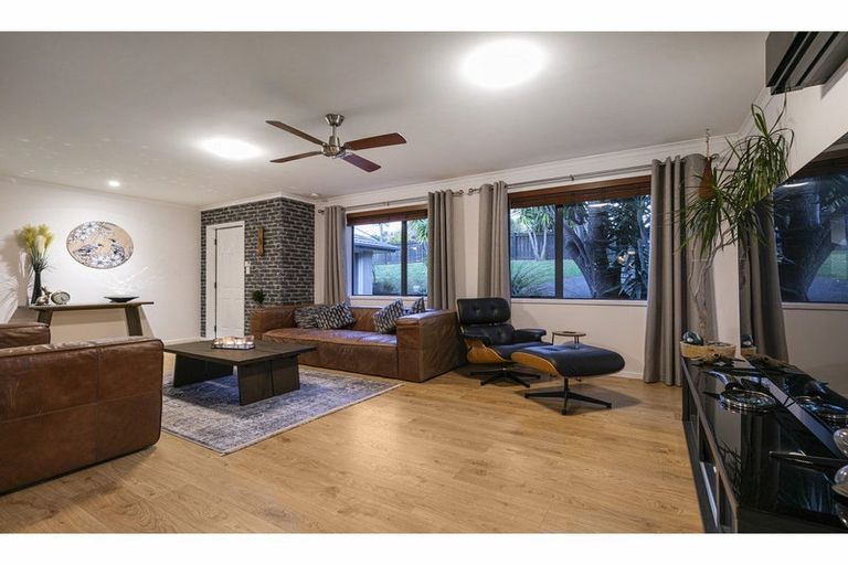 Photo of property in 17 Matija Place, Red Beach, 0932