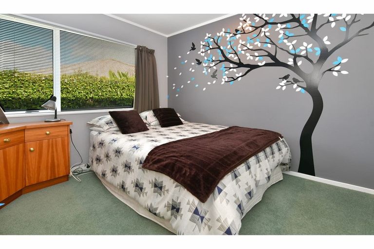 Photo of property in 1 Lakeside Drive, Orewa, 0931