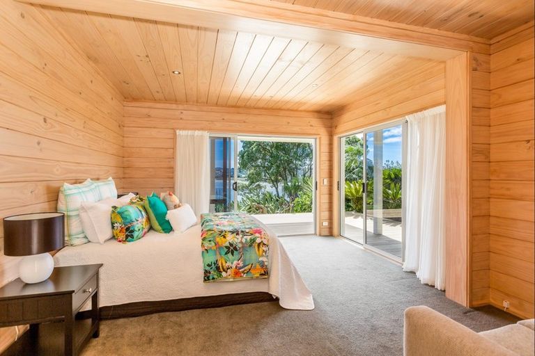 Photo of property in 42 Pohutukawa Avenue, Red Beach, 0932