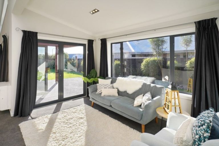 Photo of property in 46 Foresters Crescent, Parklands, Christchurch, 8083