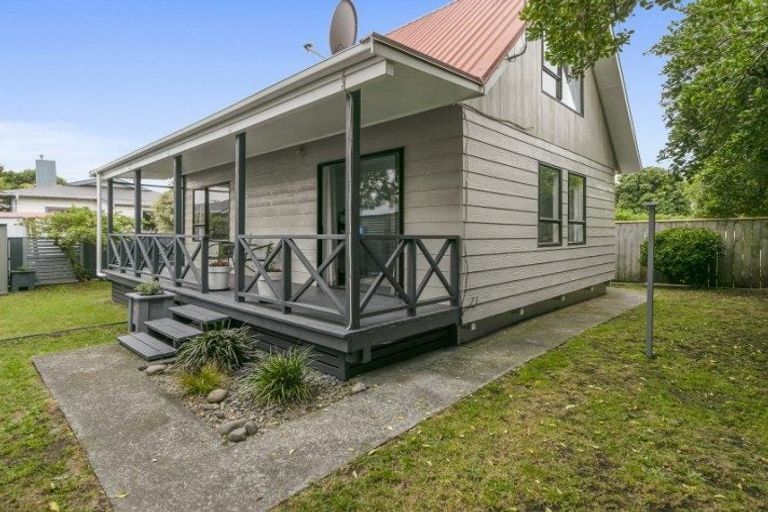 Photo of property in 22 Elizabeth Street, Moera, Lower Hutt, 5010