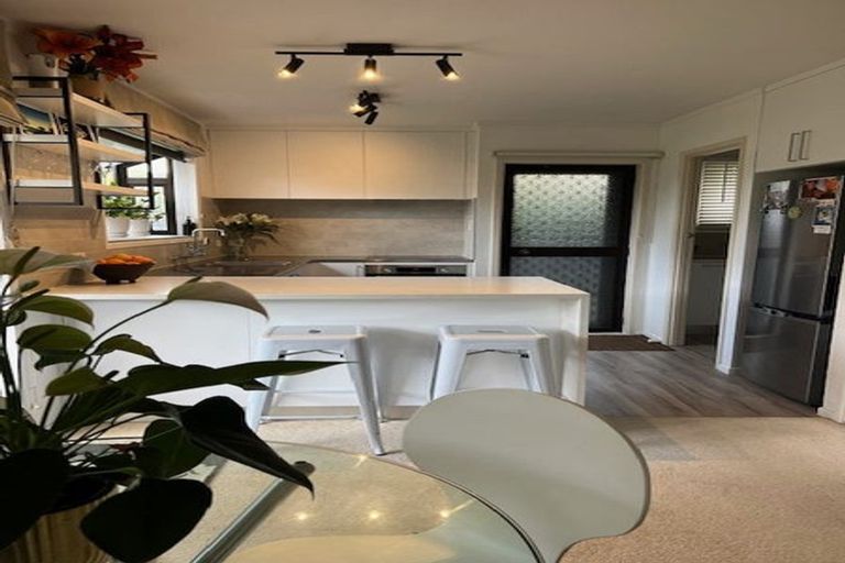 Photo of property in 2/56 Ridgemount Rise, Mangere Bridge, Auckland, 2022
