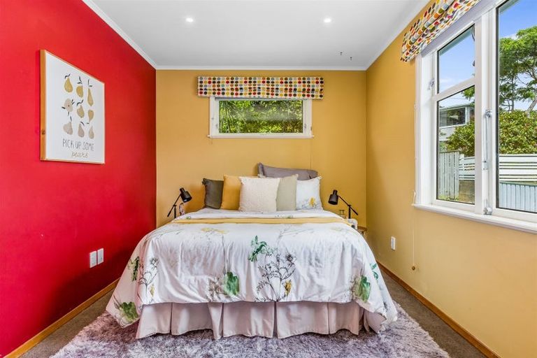 Photo of property in 60 Taylor Terrace, Tawa, Wellington, 5028