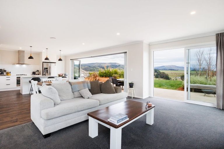 Photo of property in 16 Cyprus Place, Fitzherbert, Palmerston North, 4410