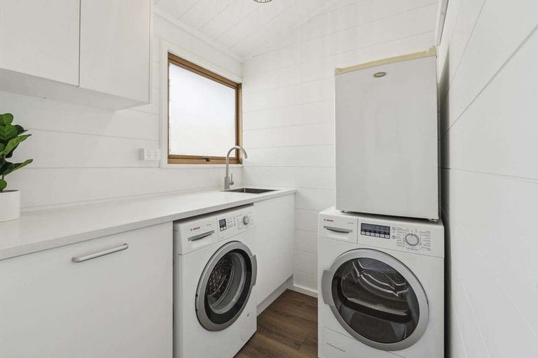 Photo of property in 27 Rotoiti Avenue, Pakuranga Heights, Auckland, 2010