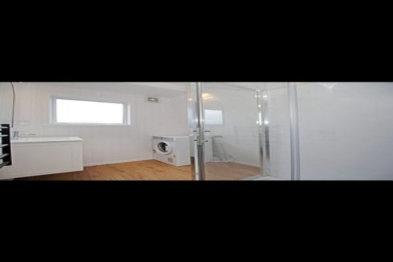 Photo of property in 18 Edgerton Road, Te Atatu Peninsula, Auckland, 0610