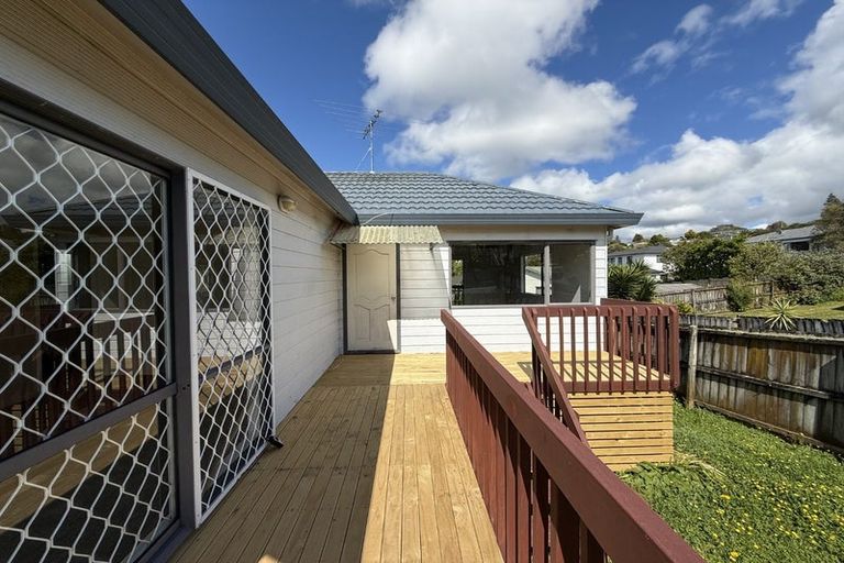 Photo of property in 11 Loughanure Place, Massey, Auckland, 0614