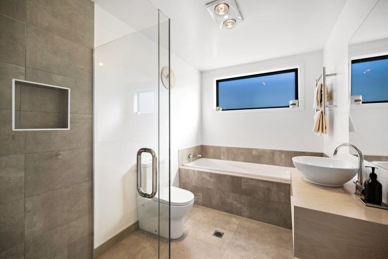 Photo of property in 2 Huxley Place, Lake Hayes, Queenstown, 9304