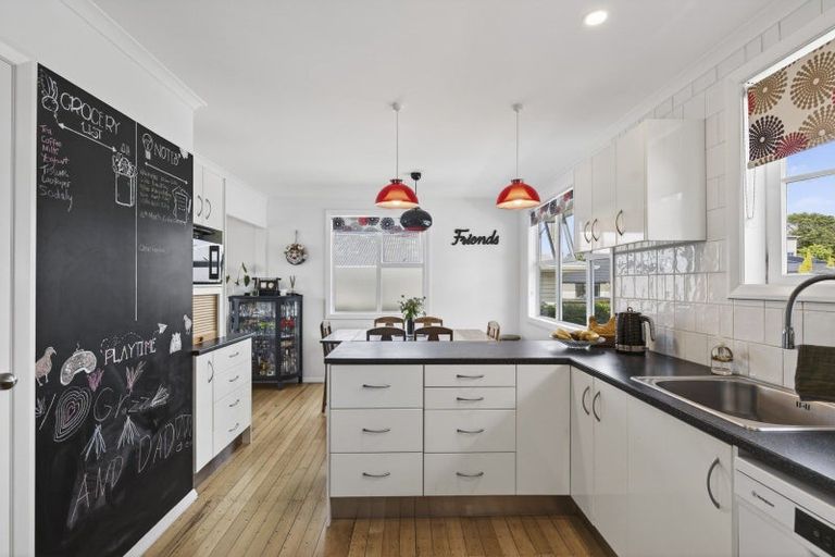 Photo of property in 18 Cowling Road, Hurdon, New Plymouth, 4310
