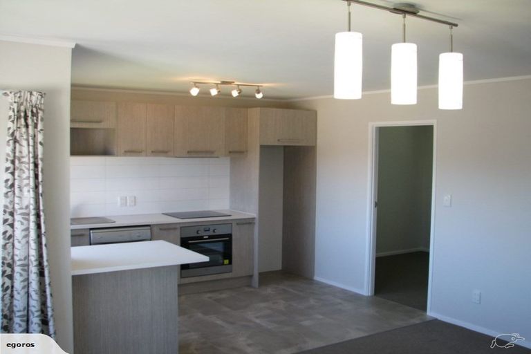 Photo of property in 2/110 Edmonton Road, Henderson, Auckland, 0612