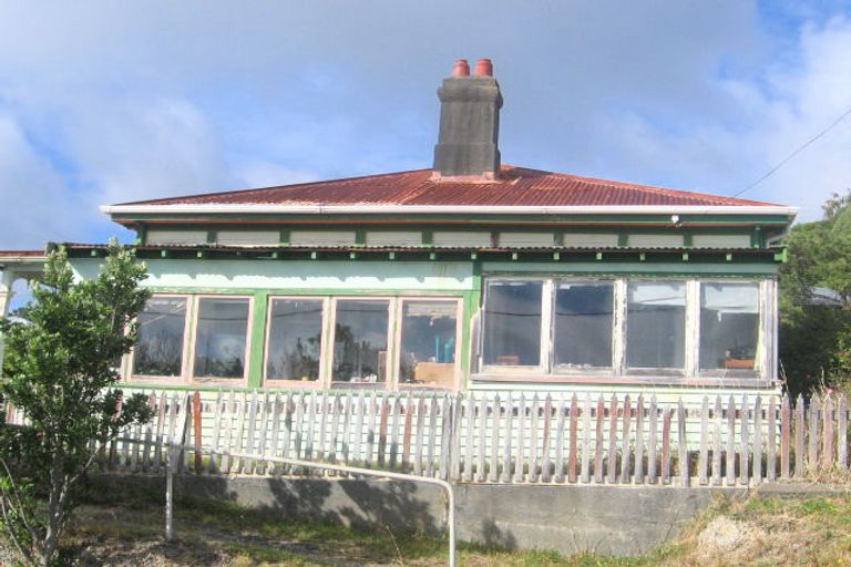 Photo of property in 1 Tanera Crescent, Brooklyn, Wellington, 6021