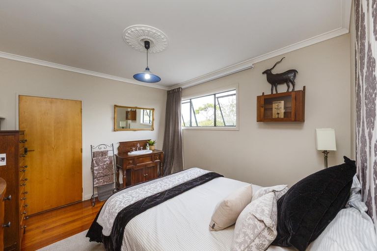 Photo of property in 12 Innes Place, Roslyn, Palmerston North, 4414