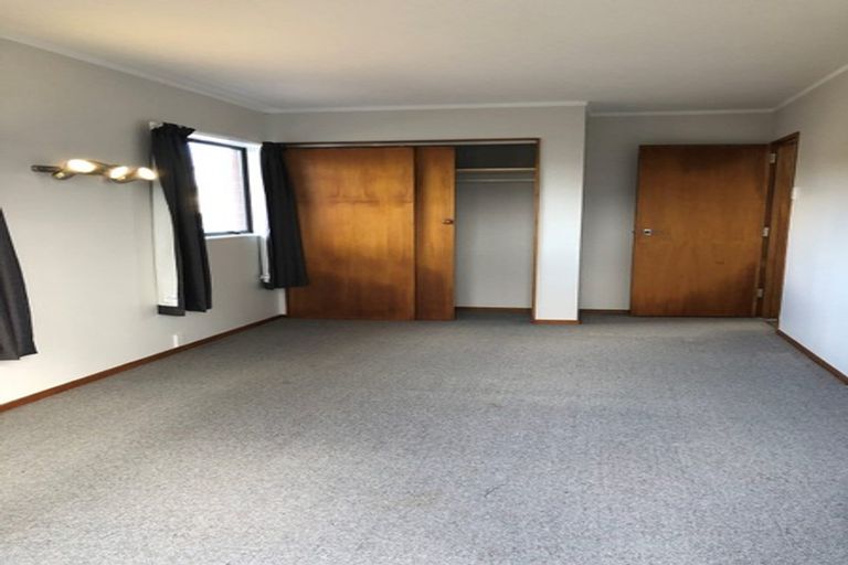 Photo of property in 28a Renata Crescent, Te Atatu Peninsula, Auckland, 0610