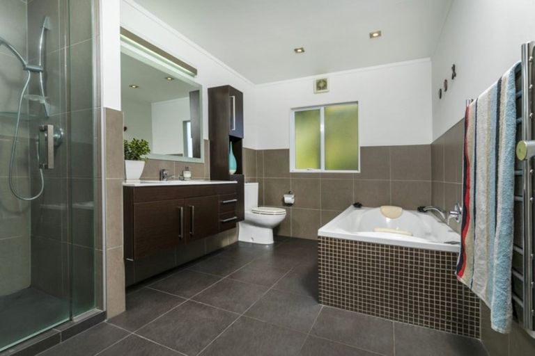 Photo of property in 6a Handley Avenue, Narrow Neck, Auckland, 0624
