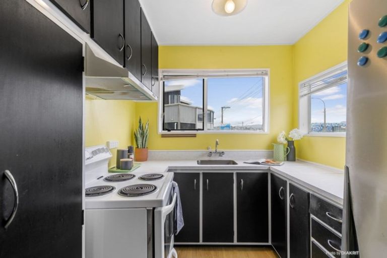 Photo of property in 100f7 Lyall Parade, Lyall Bay, Wellington, 6022