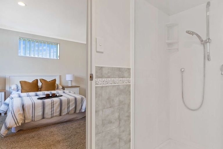 Photo of property in 14 Magnolia Drive, Waiuku, 2123