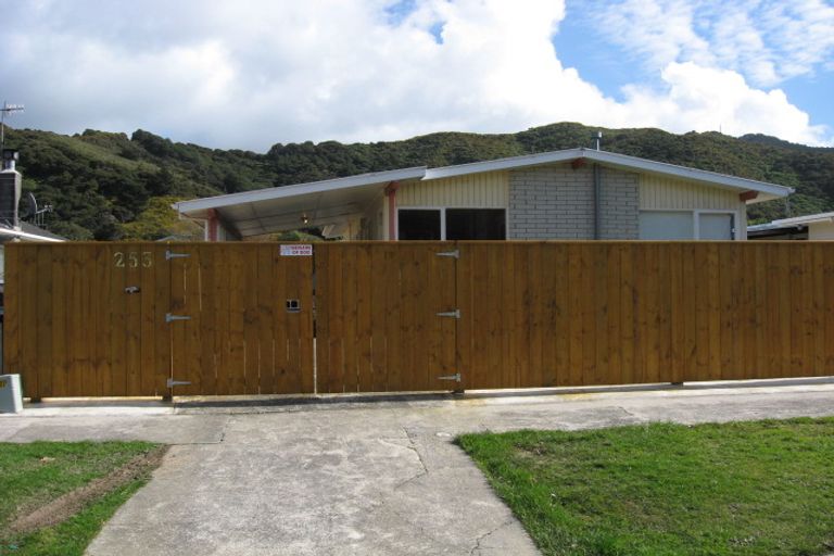 Photo of property in 253 Wellington Road, Wainuiomata, Lower Hutt, 5014