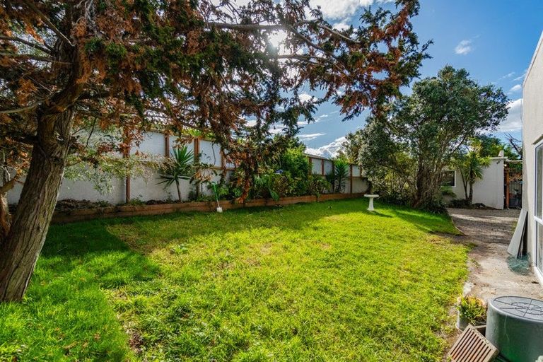 Photo of property in 14a Hinekohu Street, New Lynn, Auckland, 0600