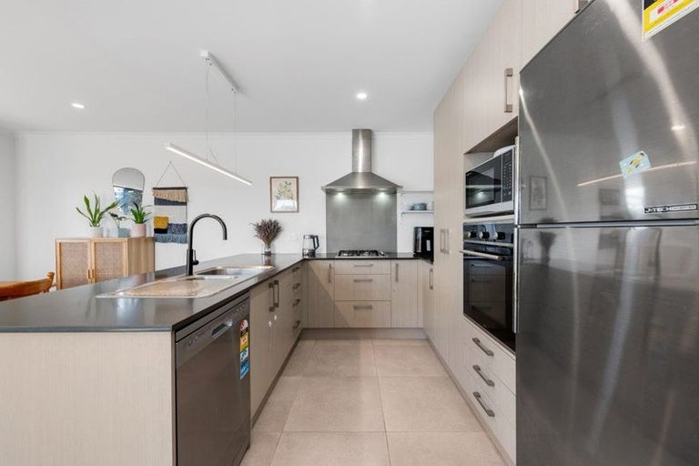 Photo of property in 9 Whareatua Avenue, Takanini, 2112