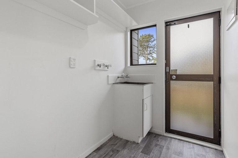 Photo of property in 2/15 Sevilla Place, Unsworth Heights, Auckland, 0632