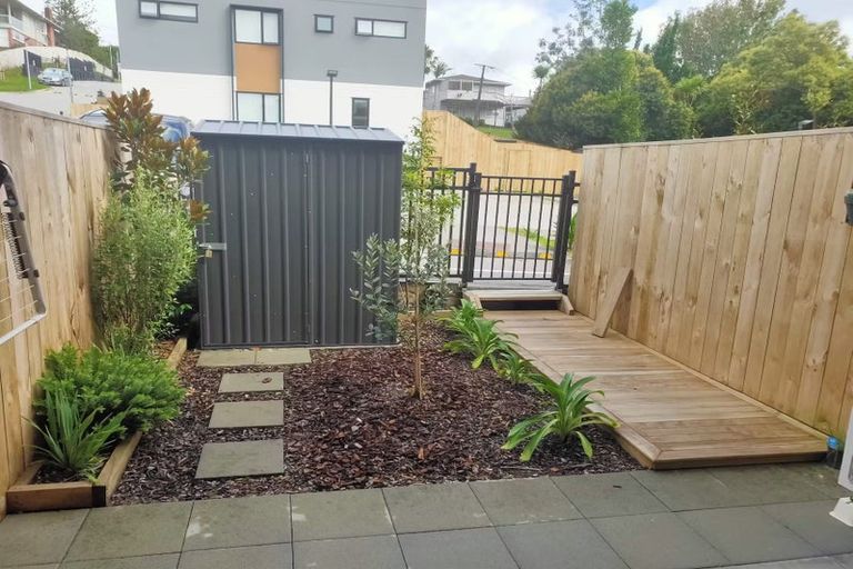 Photo of property in 35 Morihana Close, Glen Eden, 0602