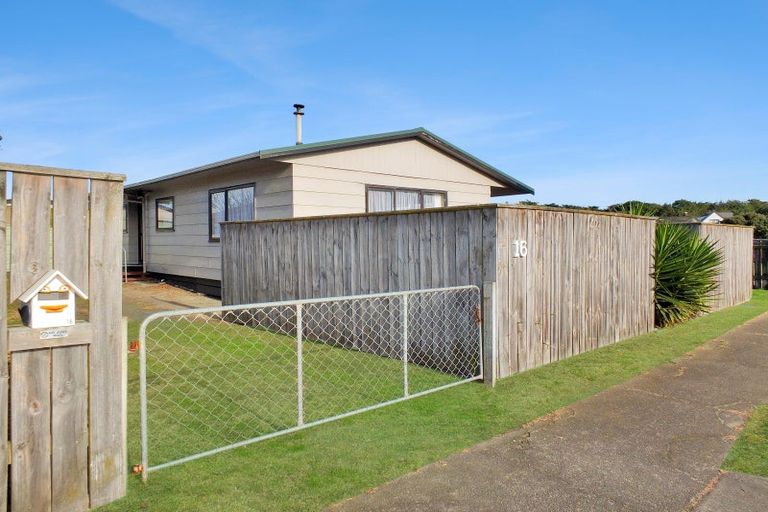 Photo of property in 16 Cousins Avenue East, Foxton Beach, Foxton, 4815