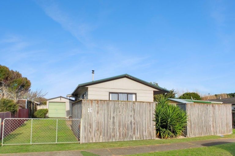 Photo of property in 16 Cousins Avenue East, Foxton Beach, Foxton, 4815