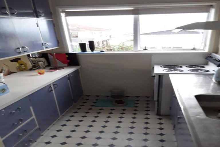 Photo of property in 23a Somes Crescent, Newlands, Wellington, 6037