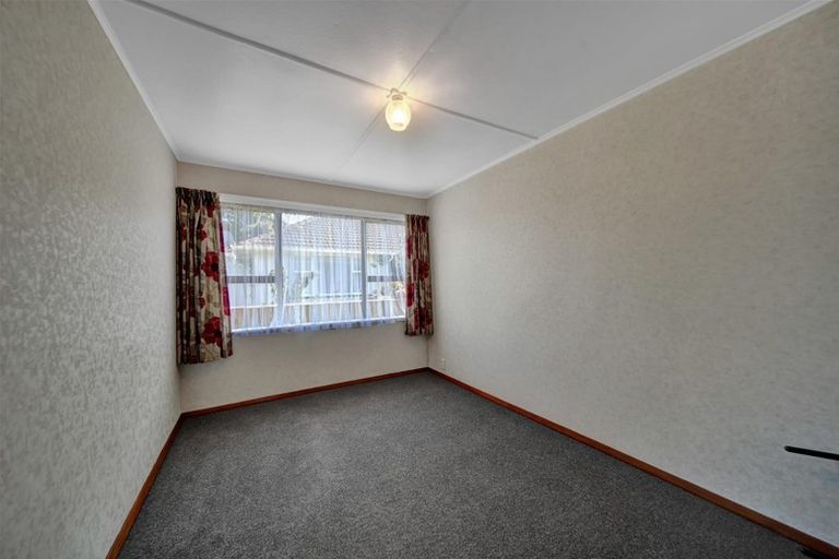 Photo of property in 1 Robbins Crescent, Hawera, 4610