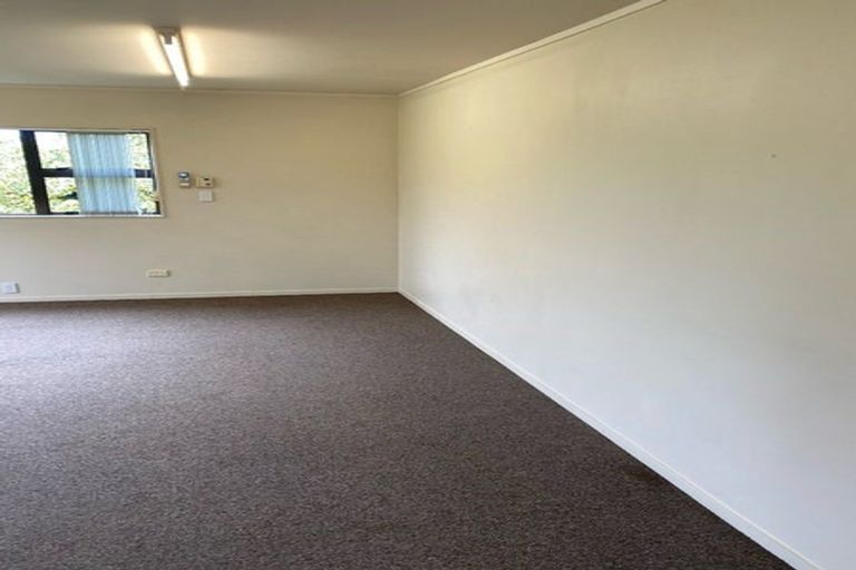 Photo of property in 4 Heversham Place, Glendene, Auckland, 0602