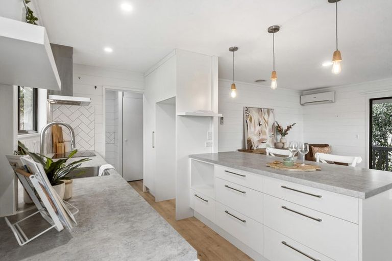 Photo of property in 2/21 Tahu Crescent, Sunnynook, Auckland, 0620