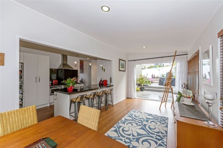 Photo of property in 31 Oteha Valley Road, Northcross, Auckland, 0632