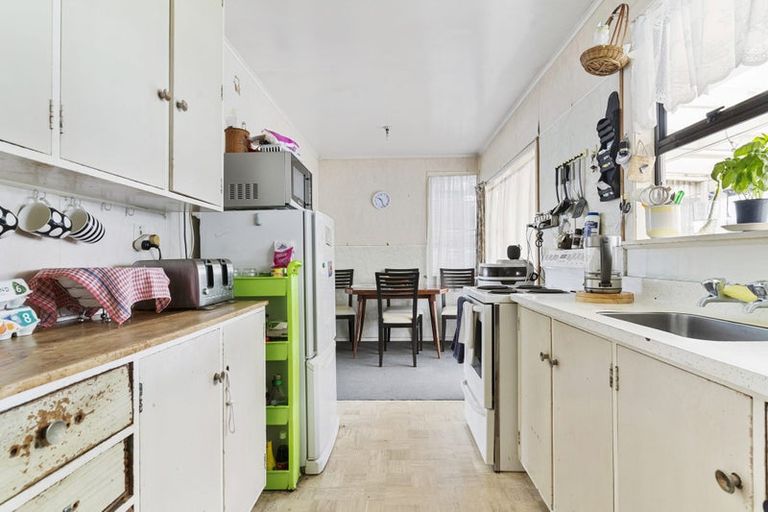Photo of property in 2 Kirton Crescent, Manurewa, Auckland, 2102