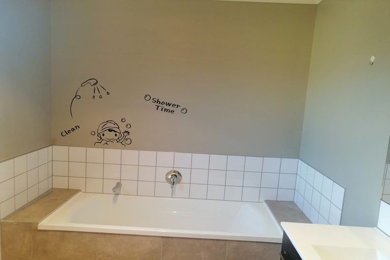 Photo of property in 13 Sonoma Crescent, Oteha, Auckland, 0632
