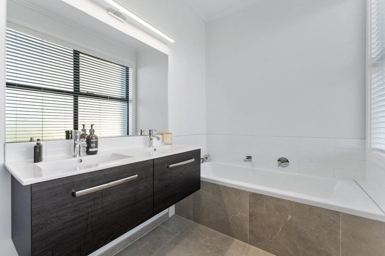 Photo of property in 4 Marine Parade, Hobsonville, Auckland, 0616