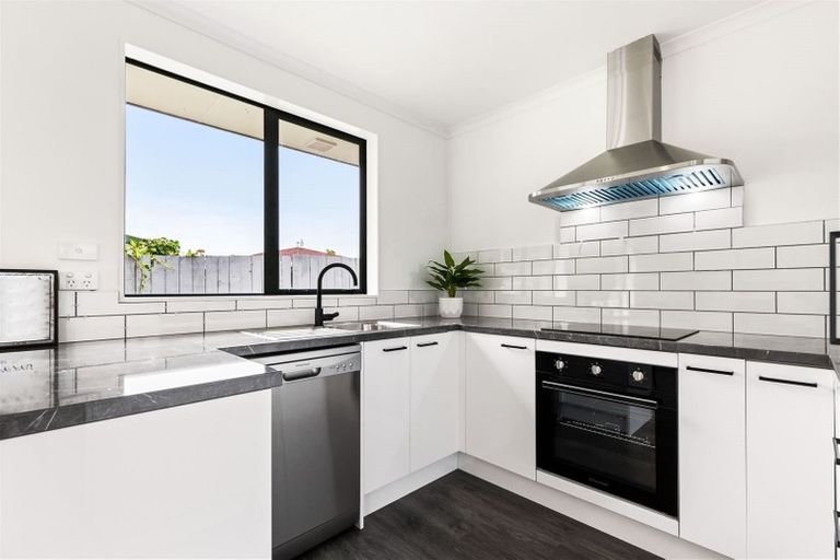 Photo of property in 15a Rixon Place, Te Atatu Peninsula, Auckland, 0610