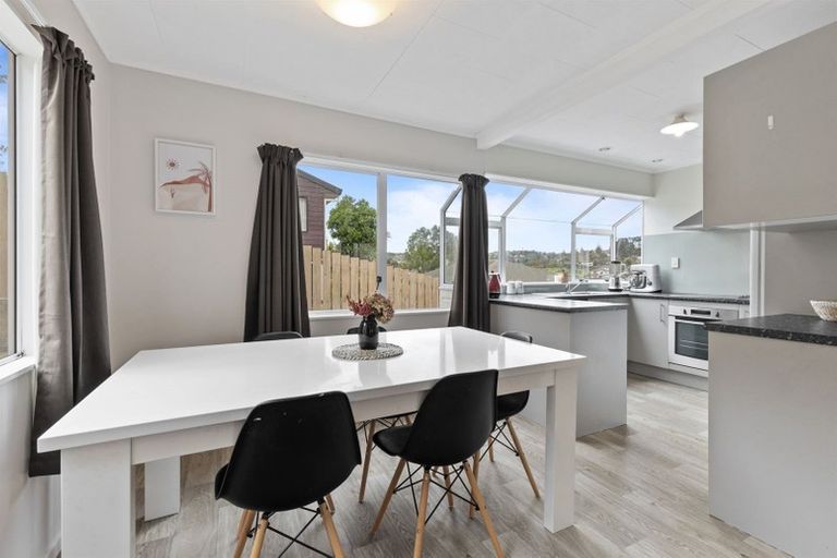 Photo of property in 2/7 Fernlea Rise, Bayview, Auckland, 0629