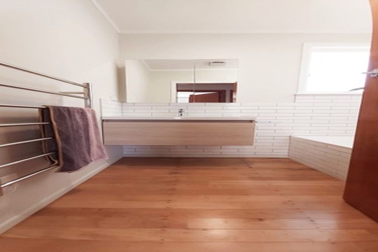 Photo of property in 35 Queen Mary Avenue, New Lynn, Auckland, 0600