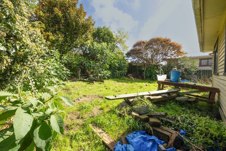Photo of property in 77 Mould Street, Waitara, 4320