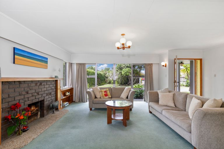 Photo of property in 39 Harbour View Road, Point Wells, 0986