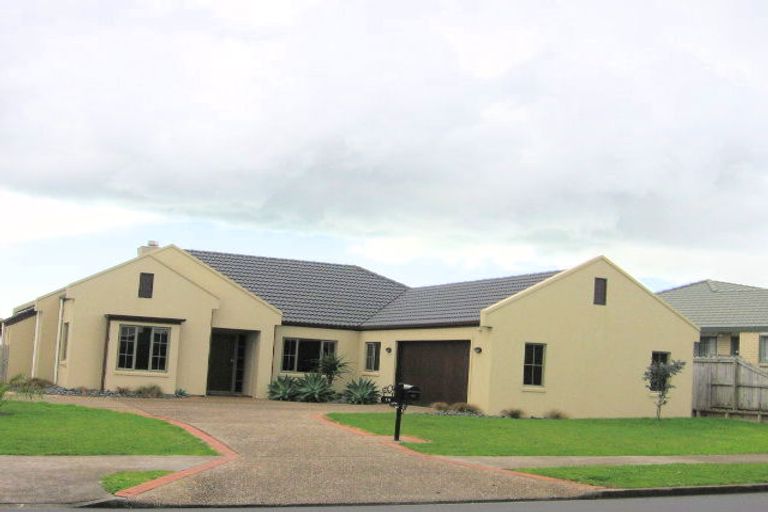 Photo of property in 14 Maghera Drive, East Tamaki Heights, Auckland, 2016