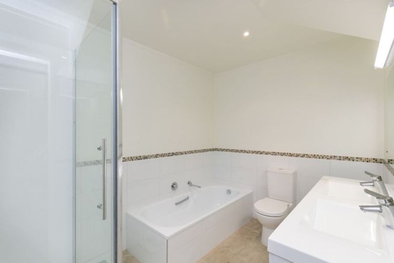 Photo of property in 23 Creswick Terrace, Northland, Wellington, 6012