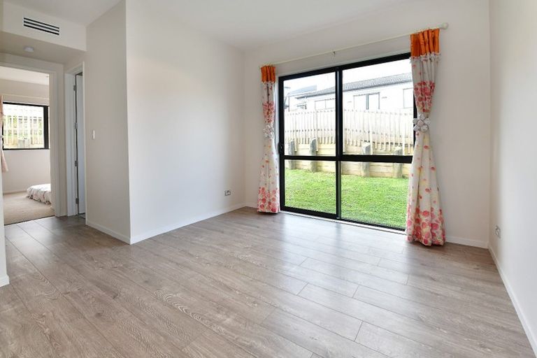 Photo of property in 16 Kahu Close, Orewa, 0931