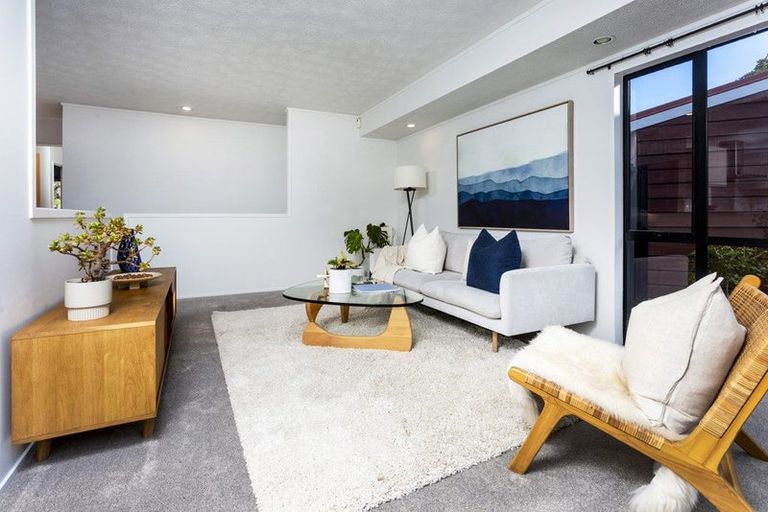 Photo of property in 2/17 Greenvalley Rise, Glenfield, Auckland, 0629