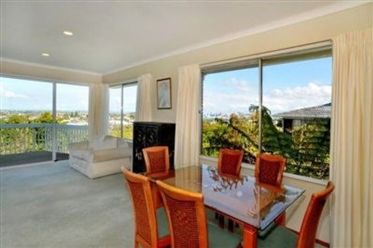 Photo of property in 10 Martin Crescent, Northcote, Auckland, 0627