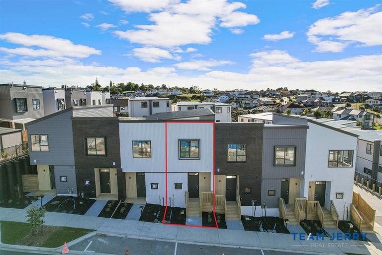 Photo of property in 17 Kuaha Road, Massey, Auckland, 0614